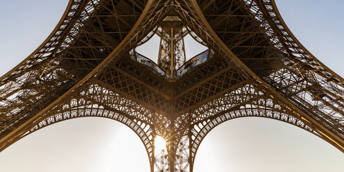 Frankreich, Paris, Eiffelturm, Blick aus der Froschperspektive bei Sonnenuntergang - WDF04795