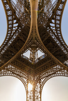 Frankreich, Paris, Eiffelturm, Blick aus der Froschperspektive bei Sonnenuntergang - WDF04796