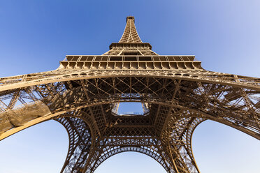 Frankreich, Paris, Eiffelturm, Ansicht aus der Froschperspektive - WDF04797
