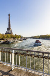 Frankreich, Paris, Ausflugsdampfer auf der Seine, Eiffelturm - WDF04798