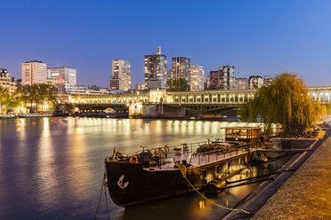 Frankreich, Paris, Pont de Bir-Hakeim, Fluss Seine, moderne Hochhäuser zur blauen Stunde - WDF04803