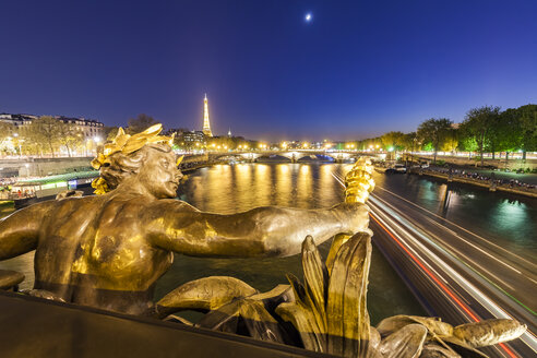 Frankreich, Paris, Eiffelturm, Blick von der Brücke Pont Alexandre III, Fluss Seine, Bronzeskulptur zur blauen Stunde - WDF04804