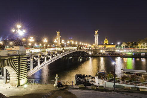 Frankreich, Paris, Brücke Pont Alexandre III, Fluss Seine bei Nacht - WDF04805