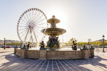Frankreich, Paris, Place de la Concorde, Springbrunnen und Roue de Paris, Riesenrad - WDF04809
