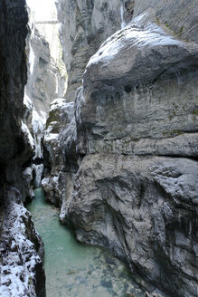 Deutschland, Garmisch-Partenkirchen, Blick auf Eiszapfen in der Partnachklamm - ZCF00641