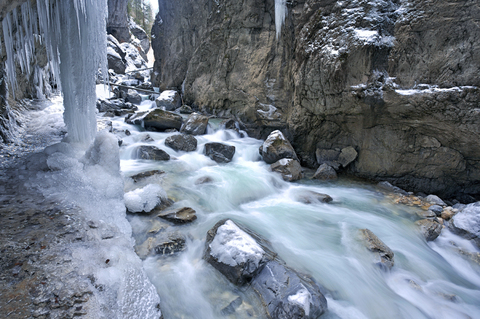 Deutschland, Garmisch-Partenkirchen, Blick auf Eiszapfen in der Partnachklamm, lizenzfreies Stockfoto