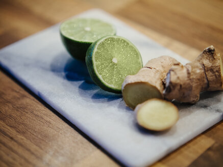 In Scheiben geschnittene Limette und geschnittene Ingwerwurzel - DASF00074