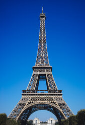 Frankreich, Paris, Eiffelturm gegen blauen Himmel - DASF00078