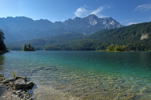 Deutschland, Oberbayern, Blick auf die Zugspitze mit dem Eibsee im Vordergund - LBF02027