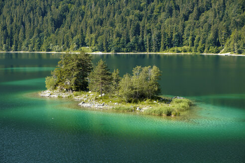 Deutschland, Oberbayern, Blick auf die Ludwigsinsel am Eibsee - LBF02028