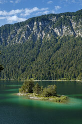 Deutschland, Oberbayern, Blick auf das Wettersteingebirge mit der Ludwigsinsel am Eibsee im Vordergund - LBF02029