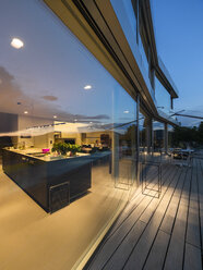 Schweiz, Blick in eine beleuchtete moderne Villa in der Abenddämmerung - LAF02079