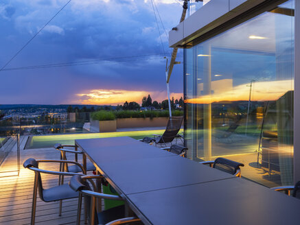 Schweiz, Blick von der Terrasse einer modernen Villa bei Sonnenuntergang - LAF02081