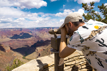 USA, Arizona, Grand Canyon National Park, Grand Canyon, Mann schaut durch Teleskop - GEMF02352