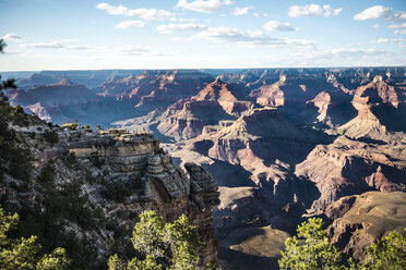 USA, Arizona, Grand Canyon National Park, Grand Canyon, Menschen am Aussichtspunkt - GEMF02353