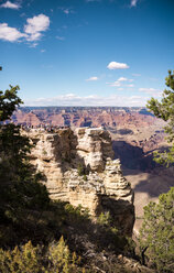 USA, Arizona, Grand Canyon National Park, Grand Canyon, Menschen am Aussichtspunkt - GEMF02354