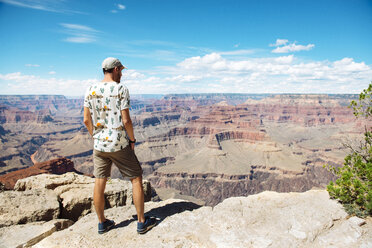 USA, Arizona, Grand Canyon National Park, Grand Canyon, Mann schaut auf Aussicht - GEMF02356