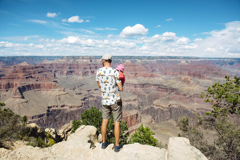 USA, Arizona, Grand Canyon National Park, Vater und kleines Mädchen genießen die Aussicht, Rückansicht - GEMF02358