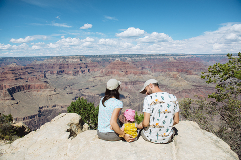 USA, Arizona, Grand Canyon National Park, South Rim, Familie sitzt auf Aussichtspunkt, lizenzfreies Stockfoto