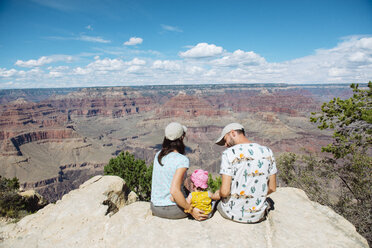 USA, Arizona, Grand Canyon National Park, South Rim, Family sitting on viewpoint - GEMF02367