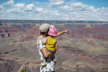 USA, Arizona, Grand Canyon National Park, Vater und kleines Mädchen genießen die Aussicht, Rückansicht - GEMF02368