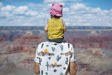 USA, Arizona, Grand Canyon National Park, Vater und kleines Mädchen genießen die Aussicht, Rückansicht - GEMF02369