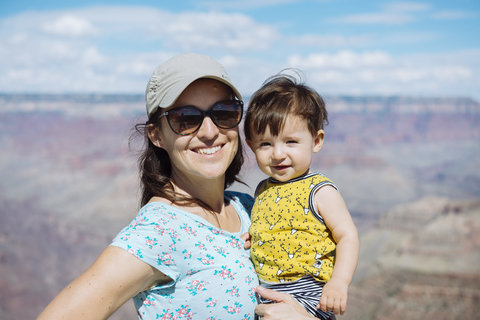 USA, Arizona, Grand Canyon National Park, Grand Canyon, Porträt von Mutter und kleiner Tochter, lizenzfreies Stockfoto