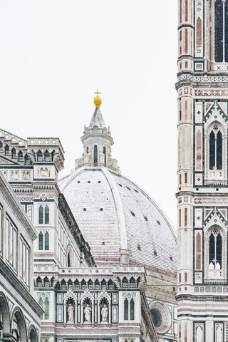 Italien, Florenz, Blick auf die schneebedeckte Kuppel der Basilica di Santa Maria del Fiore, lizenzfreies Stockfoto