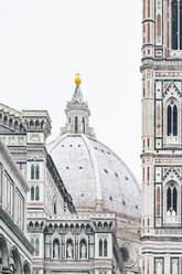 Italien, Florenz, Blick auf die schneebedeckte Kuppel der Basilica di Santa Maria del Fiore - MGIF00208