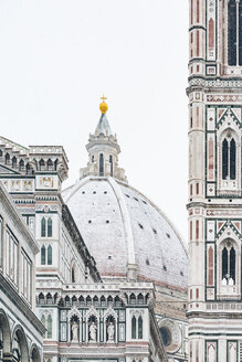 Italien, Florenz, Blick auf die schneebedeckte Kuppel der Basilica di Santa Maria del Fiore - MGIF00208