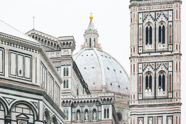 Italien, Florenz, Blick auf die schneebedeckte Kuppel der Basilica di Santa Maria del Fiore - MGIF00209