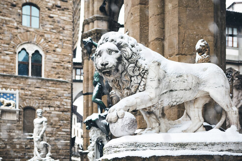 Italien, Florenz, schneebedeckte Löwenstatue - MGIF00210