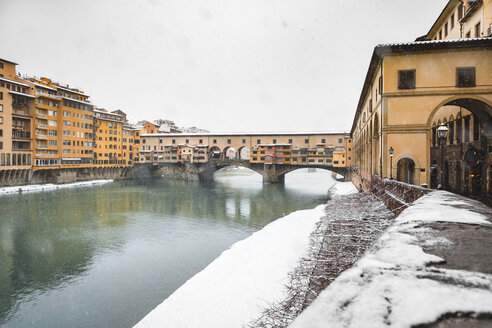 Italien, Florenz, Blick auf den Ponte Vecchio im Winter - MGIF00212