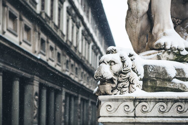 Italien, Florenz, Detail einer Skulptur vor der Uffizien-Galerie bei Schneefall - MGIF00213