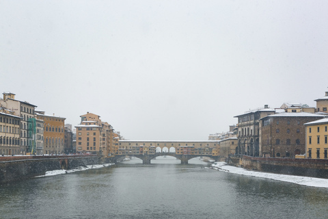 Italien, Florenz, Blick auf den Ponte Vecchio im Winter, lizenzfreies Stockfoto