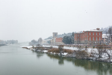 Italien, Florenz, Blick auf den Fluss Arno an einem verschneiten Tag - MGIF00215