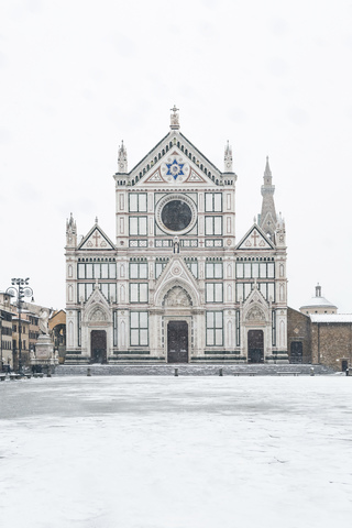 Italien, Florenz, Blick auf die Basilika von Santa Croce im Winter, lizenzfreies Stockfoto