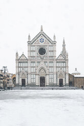 Italien, Florenz, Blick auf die Basilika von Santa Croce im Winter - MGIF00216