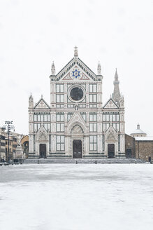Italien, Florenz, Blick auf die Basilika von Santa Croce im Winter - MGIF00216