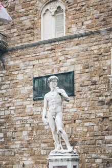 Italien, Florenz, Kopie der David-Statue von Michelangelo auf der Piazza della Signoria - MGIF00217