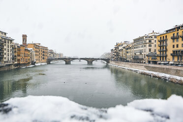 Italien, Florenz, Blick auf die Ponte Santa Trinita im Winter - MGIF00218