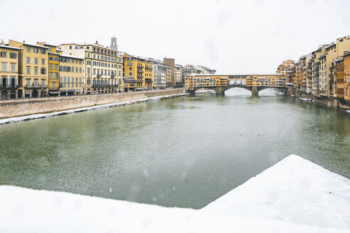 Italien, Florenz, Blick auf den Ponte Vecchio an einem verschneiten Tag - MGIF00219