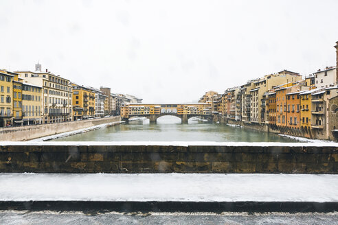Italien, Florenz, Blick auf den Ponte Vecchio an einem verschneiten Tag - MGIF00220