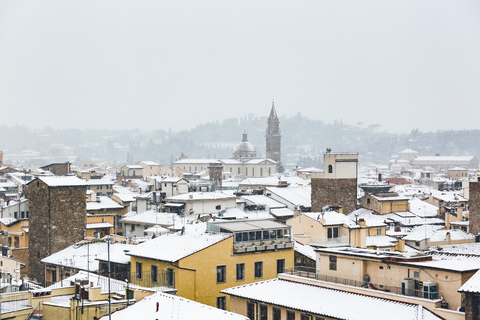 Italien, Florenz, Blick auf schneebedecktes Stadtbild, lizenzfreies Stockfoto