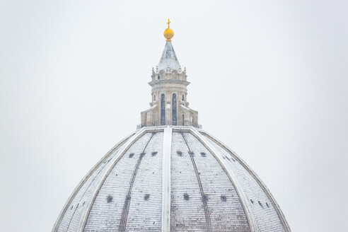 Italien, Florenz, schneebedeckte Kuppel der Basilica di Santa Maria del Fiore - MGIF00223