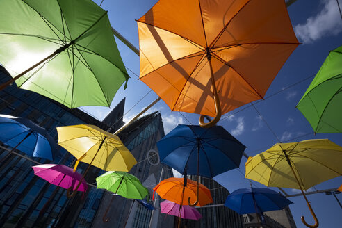 Deutschland, Leizig, Installation mit Regenschirmen vor Universitätsgebäuden - FCF01502