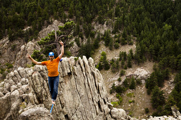 Ein männlicher Highliner läuft die Elephant Buttresses Highline im Boulder Canyon, Colorado. - AURF01969