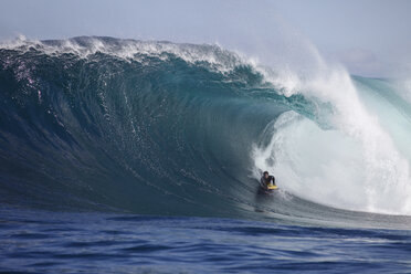 Ein Mann beim Bodyboarden am Shipstern Bluff, Tasmanien - AURF01993