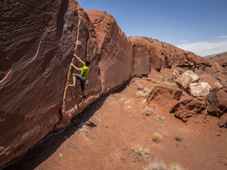 Ein Mann beim Bouldern an einer Felswand. - AURF02014