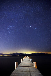 Ein Pier am Ostufer des Lake Tahoe ist nachts beleuchtet und der Himmel ist sternenklar in Lake Tahoe, NV. - AURF02021